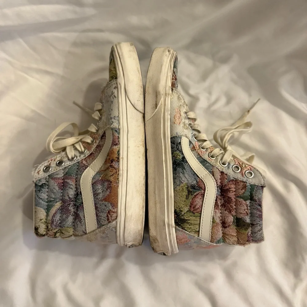 EUC Vans Sk8 Hi Tapestry Skate Shoes in Multi Snow White Floral
